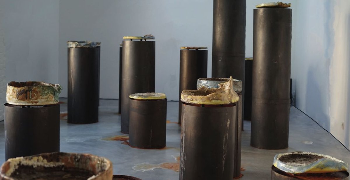 Maëlle Dufour, Jusqu’ici tout va bien, 2022, céramique, argile, émaux, acier et liquides. Photo Ithier Held et Jean-Christophe Lett