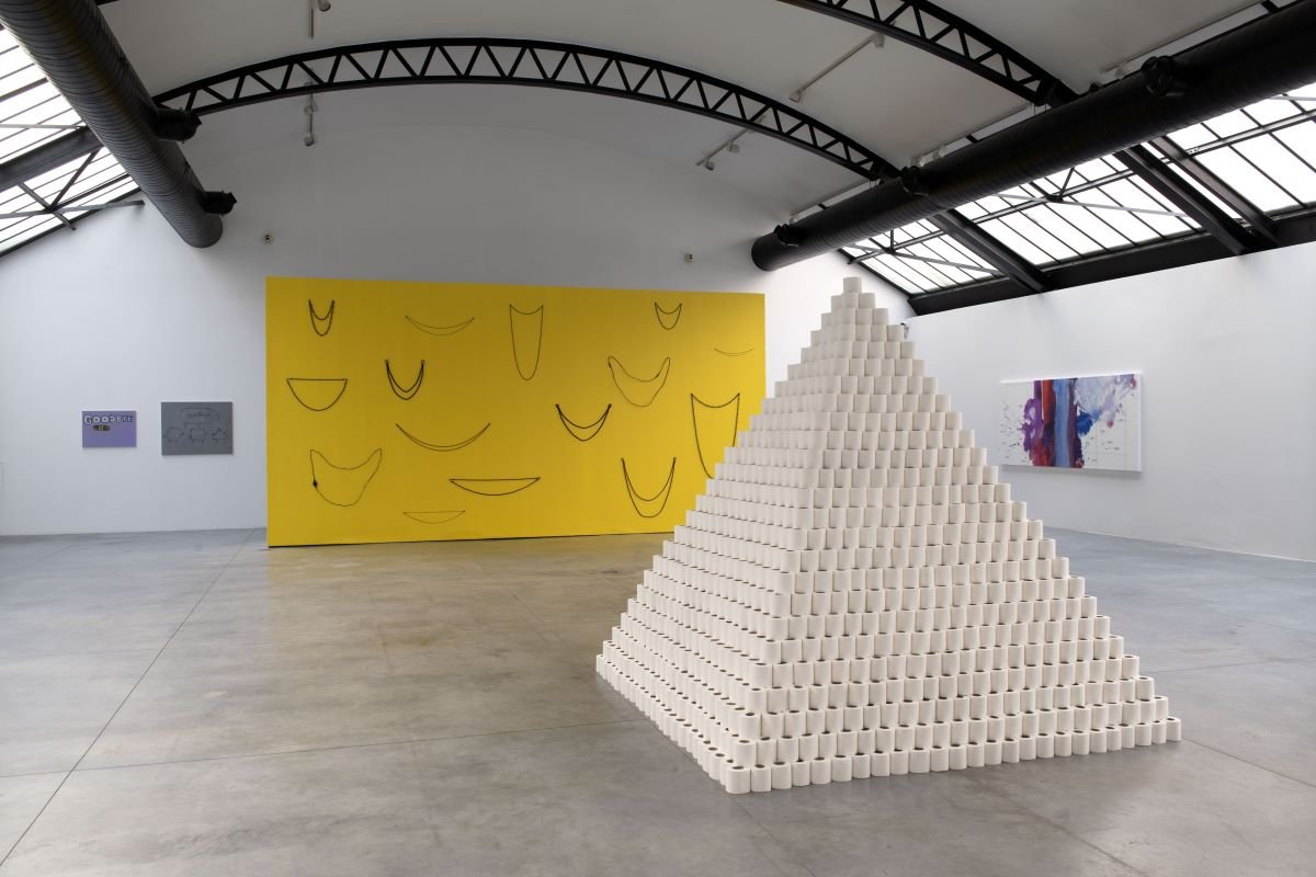 Vue de l'exposition "Super Conceptual Pop ", 2025, Fondation CAB Brussels. Photo Philippe De Gobert