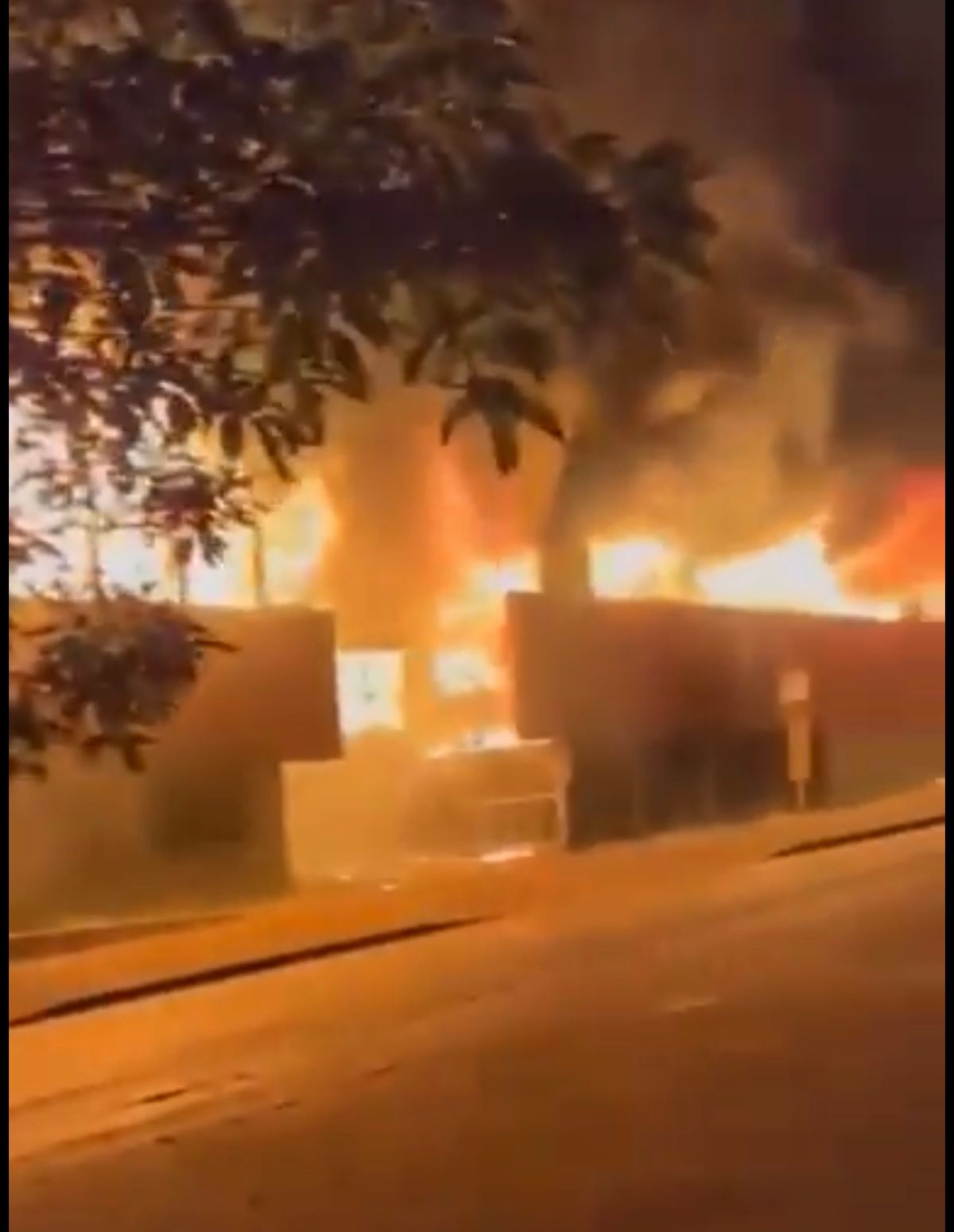Vue de l'incendie de la médiathèque Jean-Macé à Metz le 30 juin. Photo via Twitter