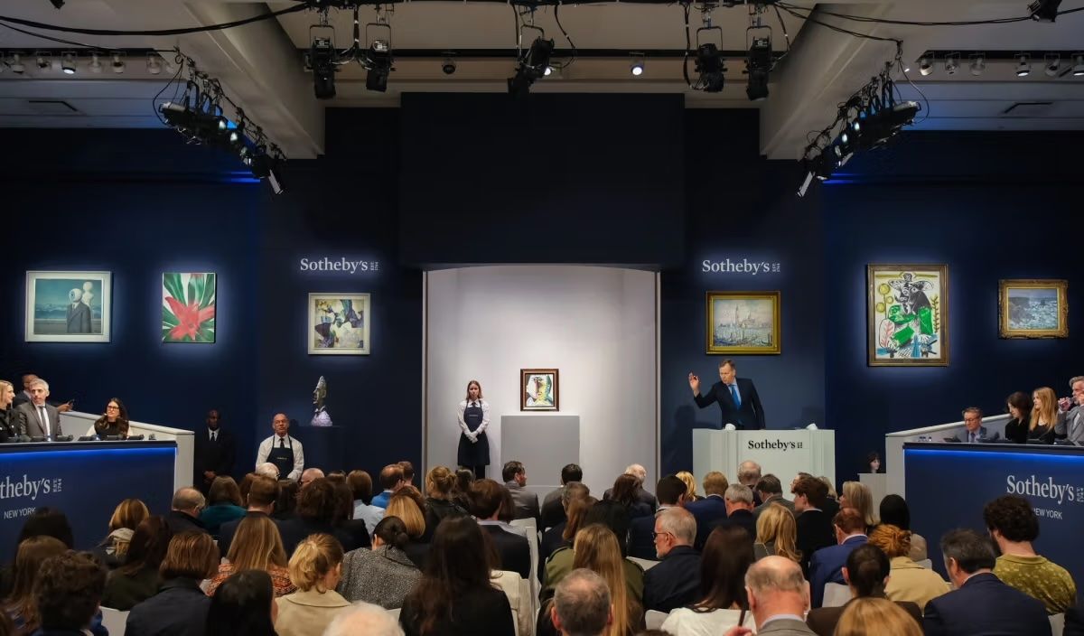 L’auctioneer Oliver Barker lors de la vente du soir dédiée à l’art moderne chez Sotheby’s, mardi 13 mai 2025. Photo Brendon Cook, BFA.com. Courtesy Sotheby’s.