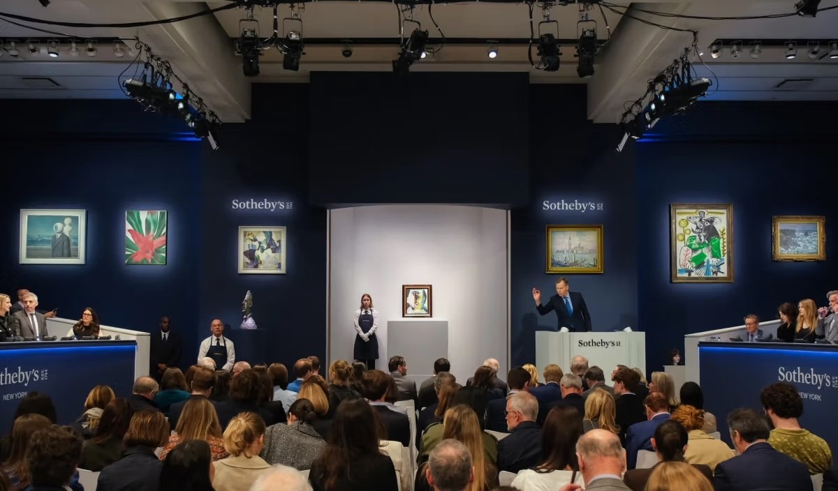 L’auctioneer Oliver Barker lors de la vente du soir dédiée à l’art moderne chez Sotheby’s, mardi 13 mai 2025. Photo Brendon Cook, BFA.com. Courtesy Sotheby’s.