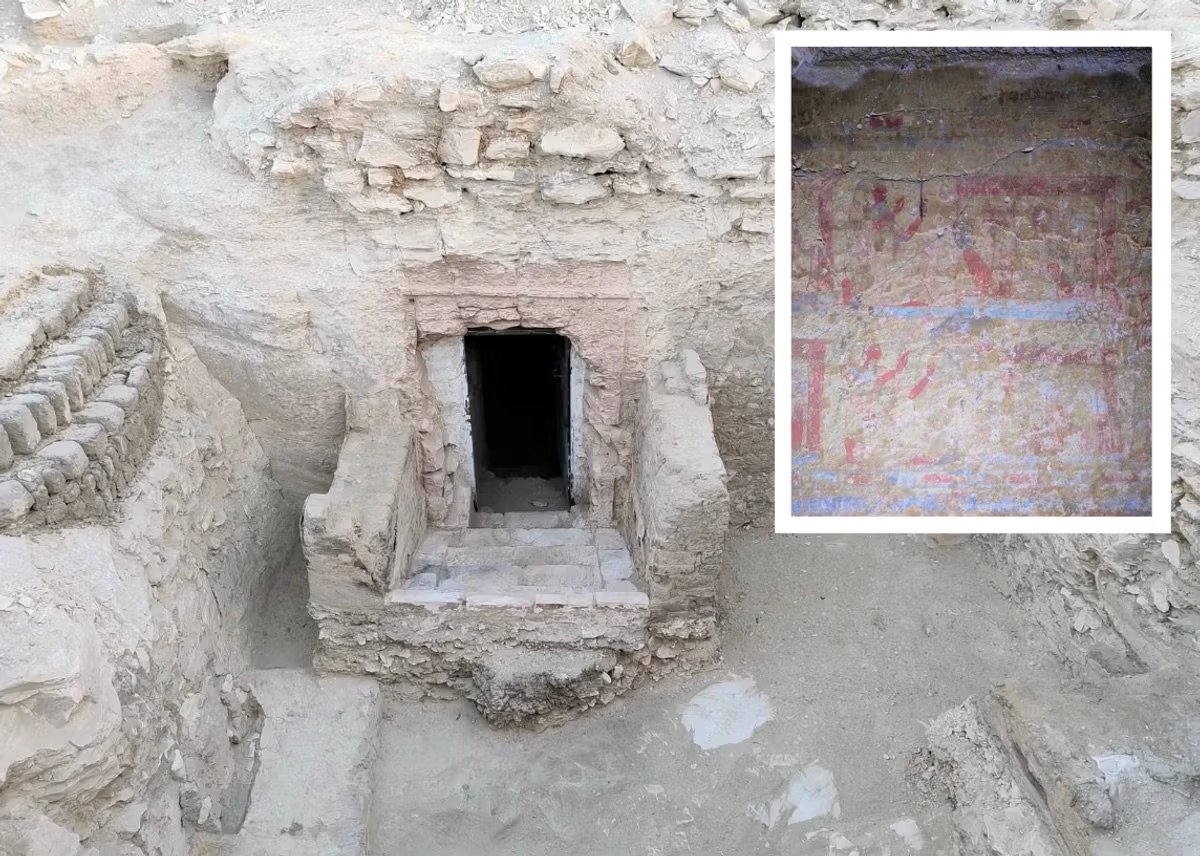 L’entrée de la tombe et, en médaillon, l’une des peintures murales qu’elle abrite. Courtesy du ministère égyptien du Tourisme et des Antiquités