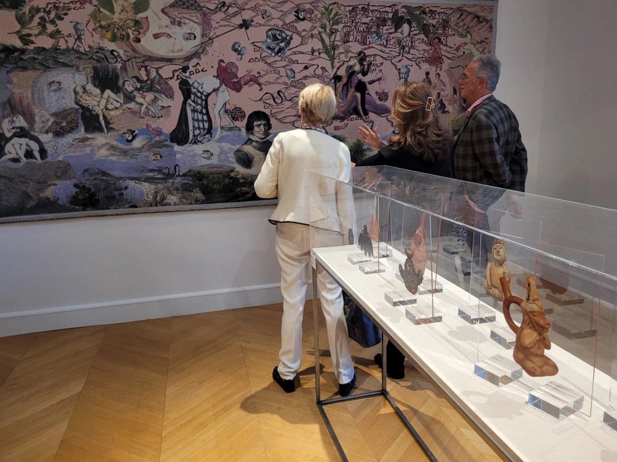 Au mur, tapisserie de Mercedes Azpilicueta de 2021, collection Cipe-Marseille.
Vitrine : Sandra Gamarra, Museo del ostracismo, 2018, collection Famille Servais.
Photo : D.R.