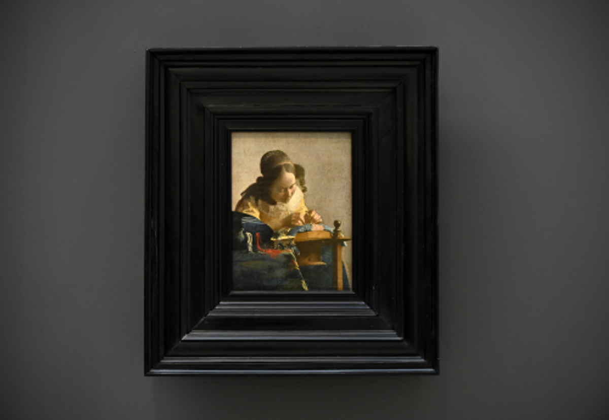 La Dentellière (1670-1671) de Johannes Vermeer, présentée dans la Galerie du temps du Louvre-Lens. © Louvre-Lens / F. Lovino
