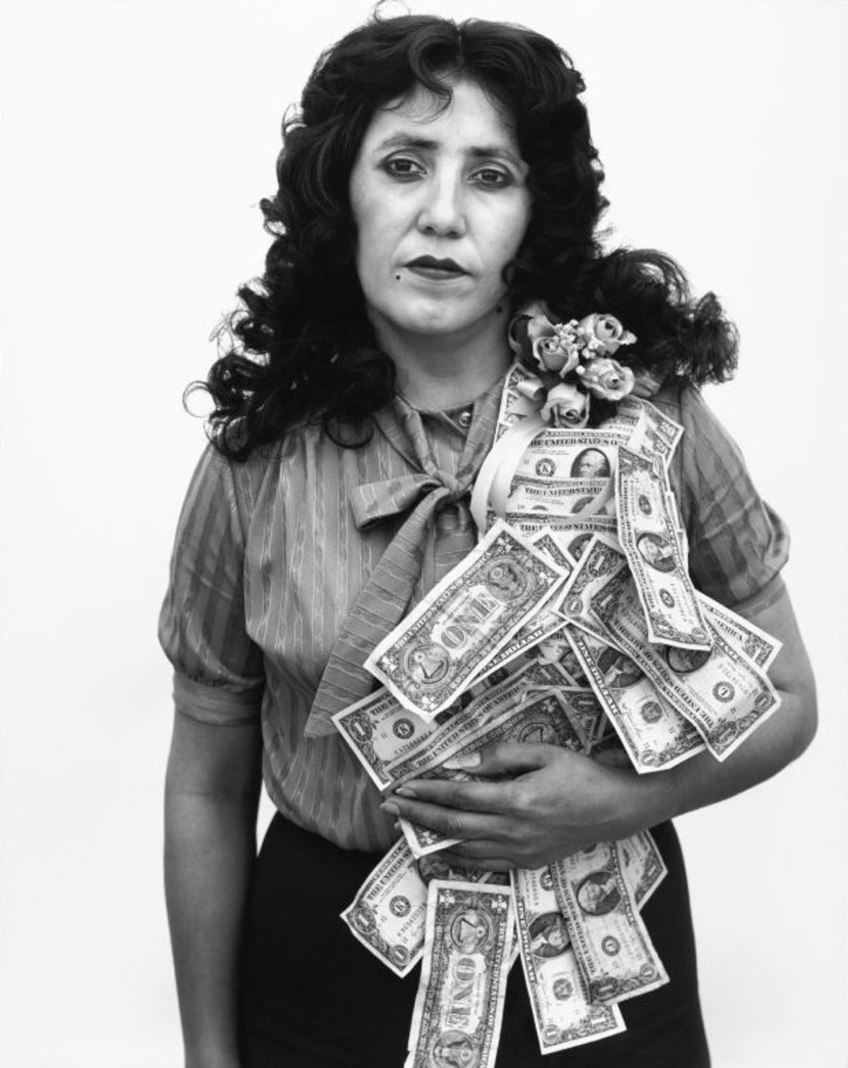 Richard Avedon, Petra Alvarado, factory worker, on her birthday, El Paso, Texas, April 22, 1982, série In The American West, 1982, photographie argentique. Courtesy de The Richard Avedon Foundation