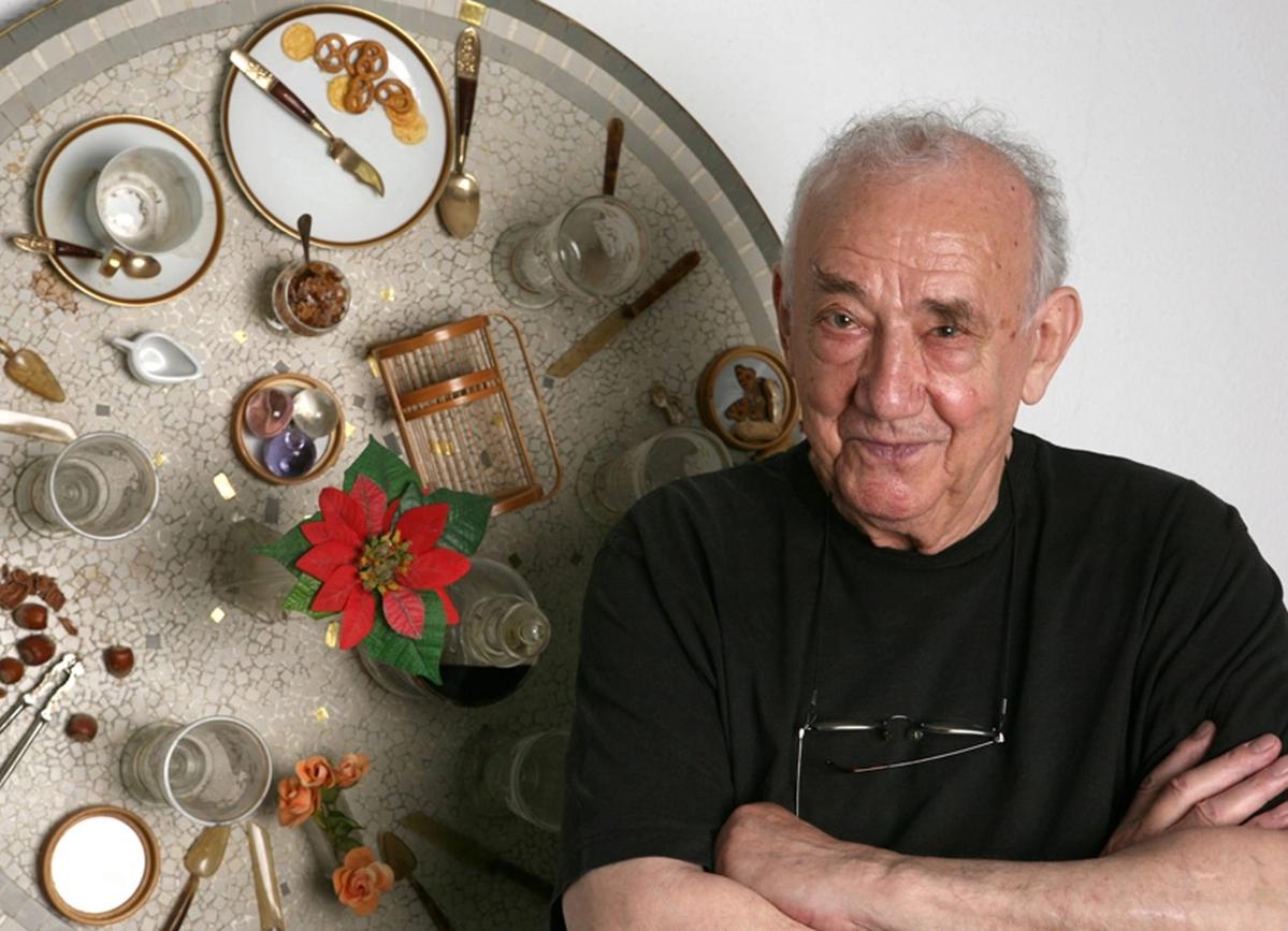 Daniel Spoerri devant l’un de ses « Tableaux-pièges » fixant les restes d’un repas. © Daniel Spoerri