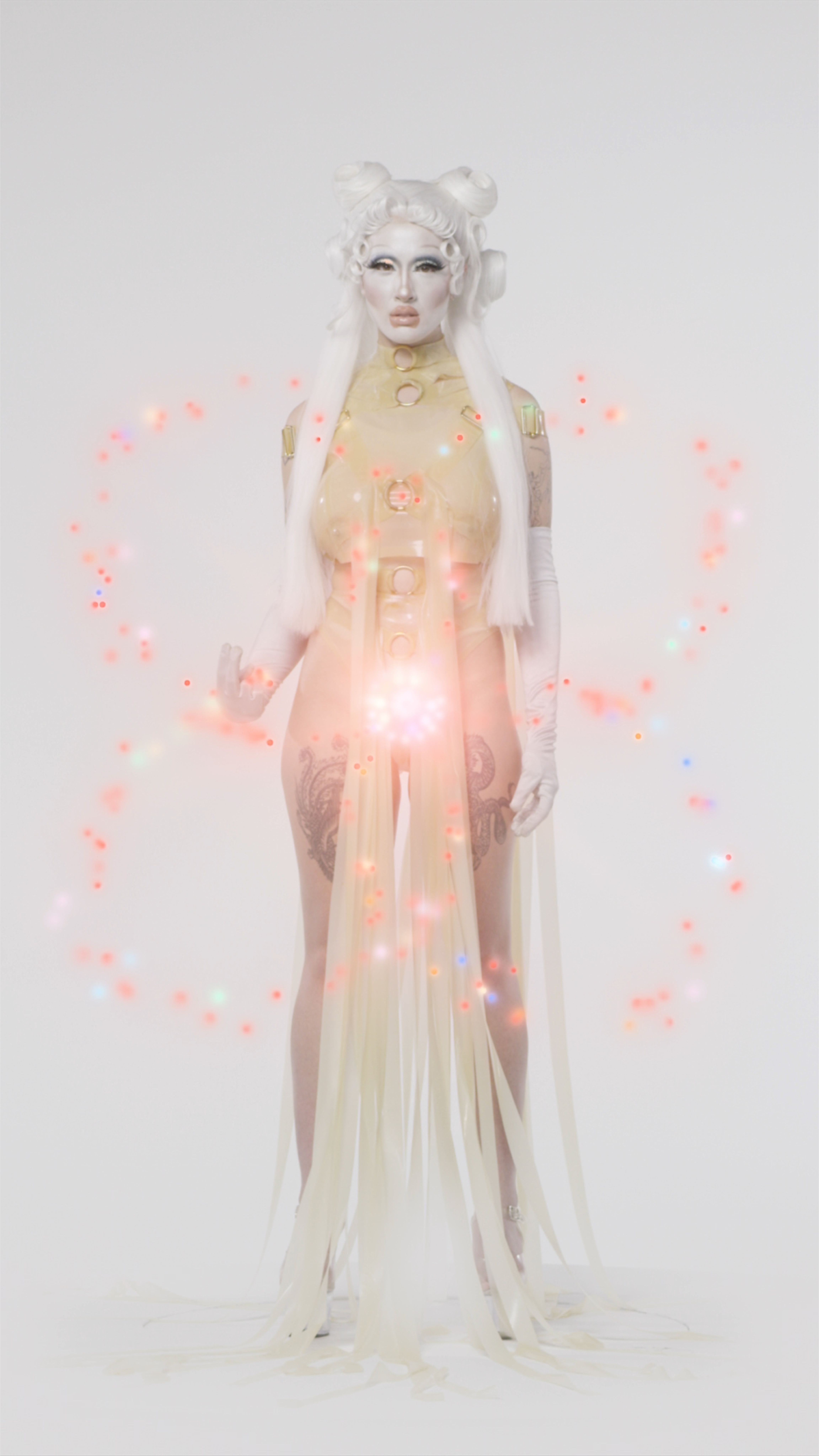 Sophia Al-Maria et Sin Wai Kin, Astral Bodies Electric, Makeup!, 2019, vidéo HD à deux canaux.

Courtesy des artistes et des galeries Project Native Informant, Londres, et Soft Opening, Londres