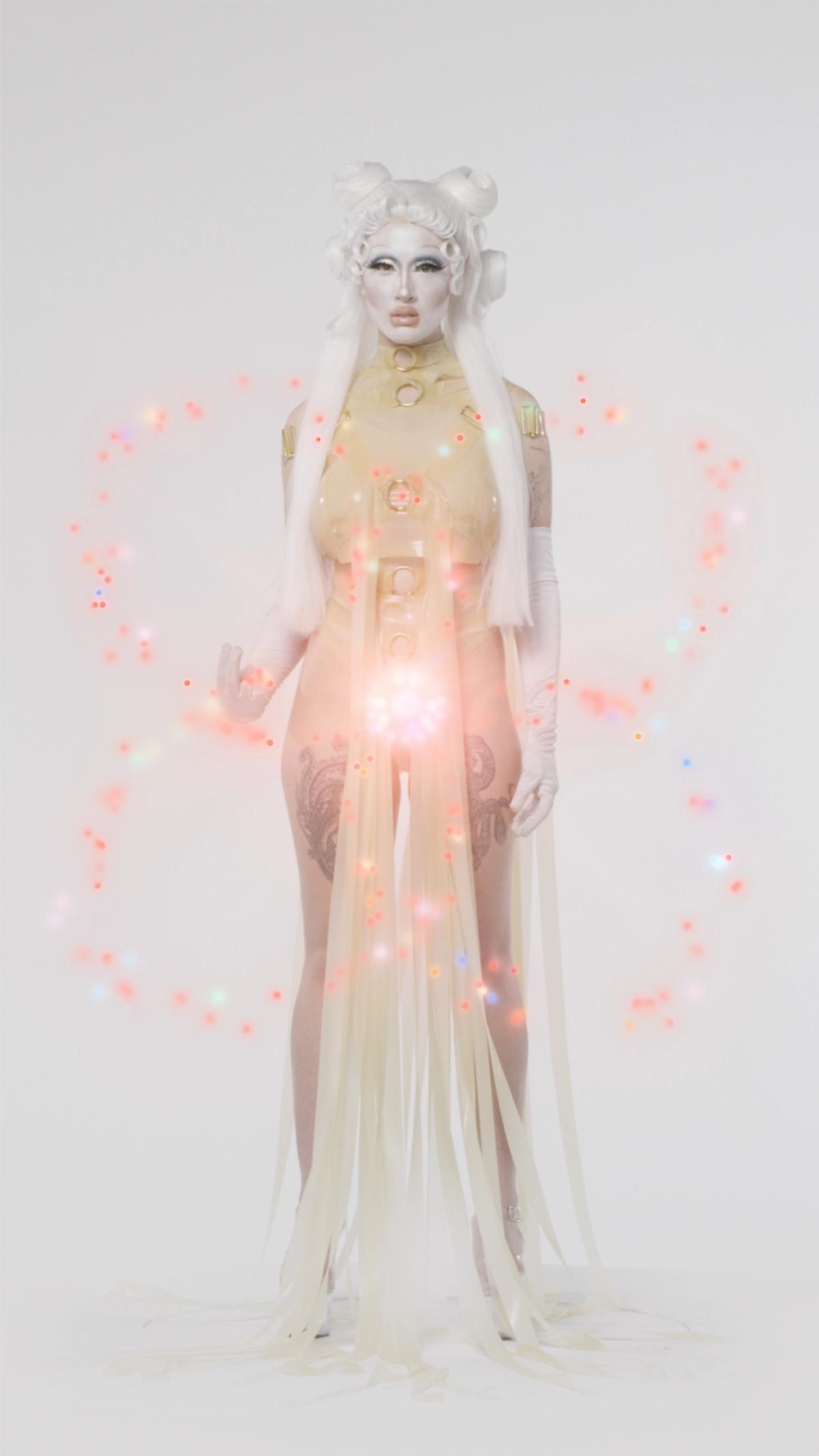 Sophia Al-Maria et Sin Wai Kin, Astral Bodies Electric, Makeup!, 2019, vidéo HD à deux canaux.
Courtesy des artistes et des galeries Project Native Informant, Londres, et Soft Opening, Londres