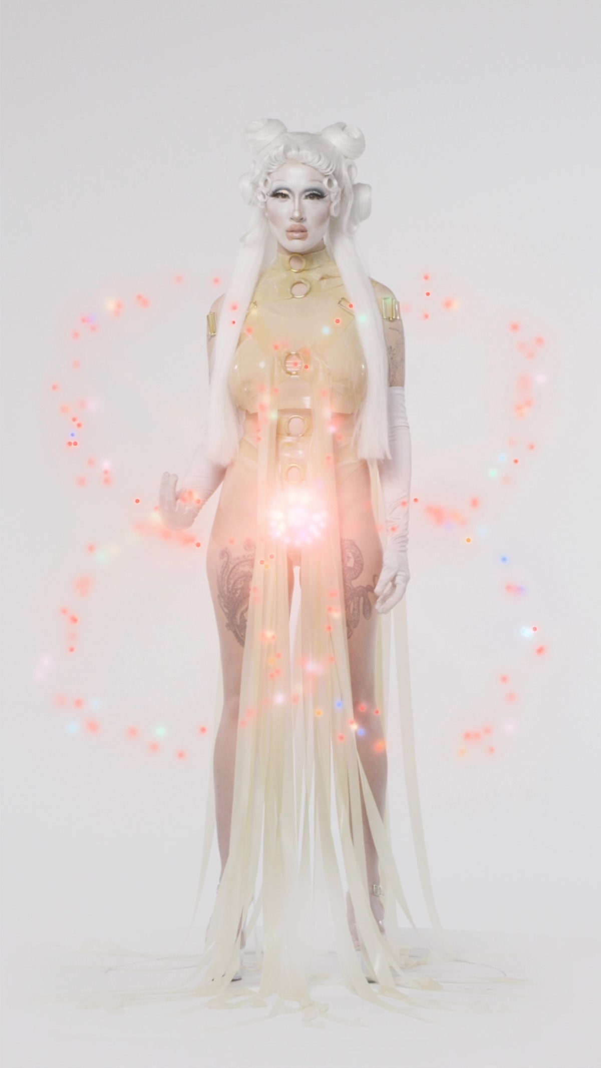 Sophia Al-Maria et Sin Wai Kin, Astral Bodies Electric, Makeup!, 2019, vidéo HD à deux canaux.
Courtesy des artistes et des galeries Project Native Informant, Londres, et Soft Opening, Londres