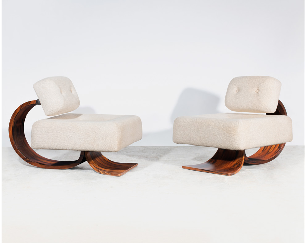 Oscar Niemeyer, Paire de chauffeuses mod. Brazilia ON1 dites « Alta », vers 1971, palissandre, tissu, édition Tendo.
©Artcurial