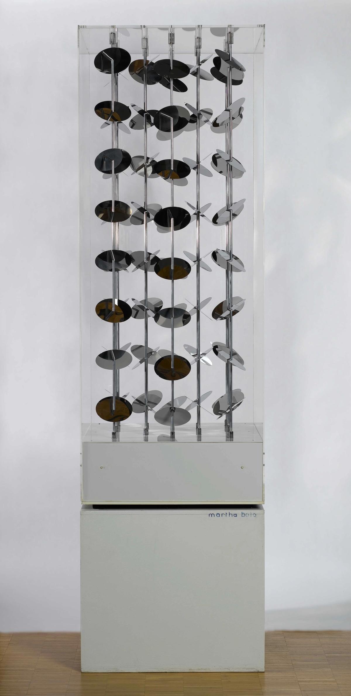 Martha Boto, Essaim de reflets, 1965, acier inoxydable, aluminium, plexiglas, moteurs. Collection Centre Pompidou, Paris, Musée national d’art moderne - Centre de création industrielle. © Adagp, Paris.
