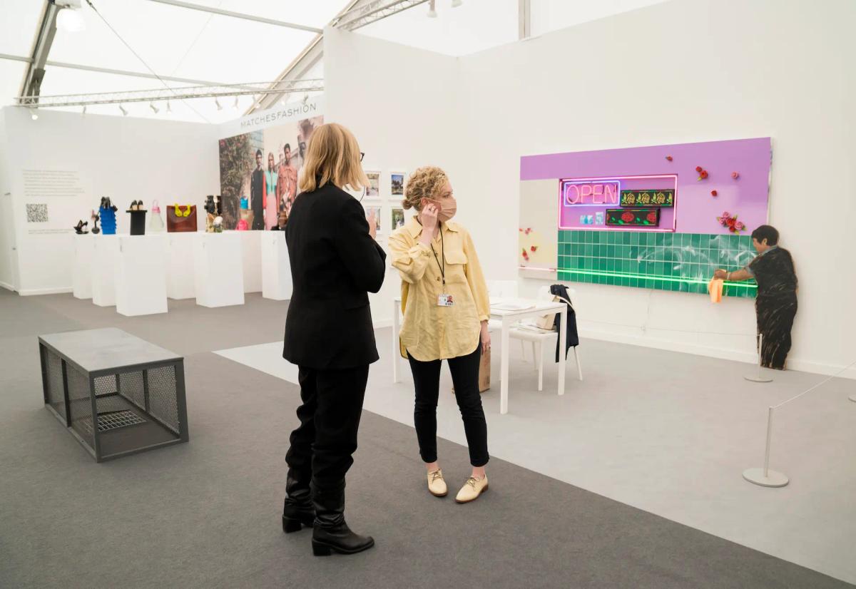 Labor of Love, Stucco (2022) de Patrick Martinez et Jay Lynn Gomez sur le stand de Charlie James à Frieze Los Angeles 2022.
Photo : Eric Thayer pour The Art Newspaper