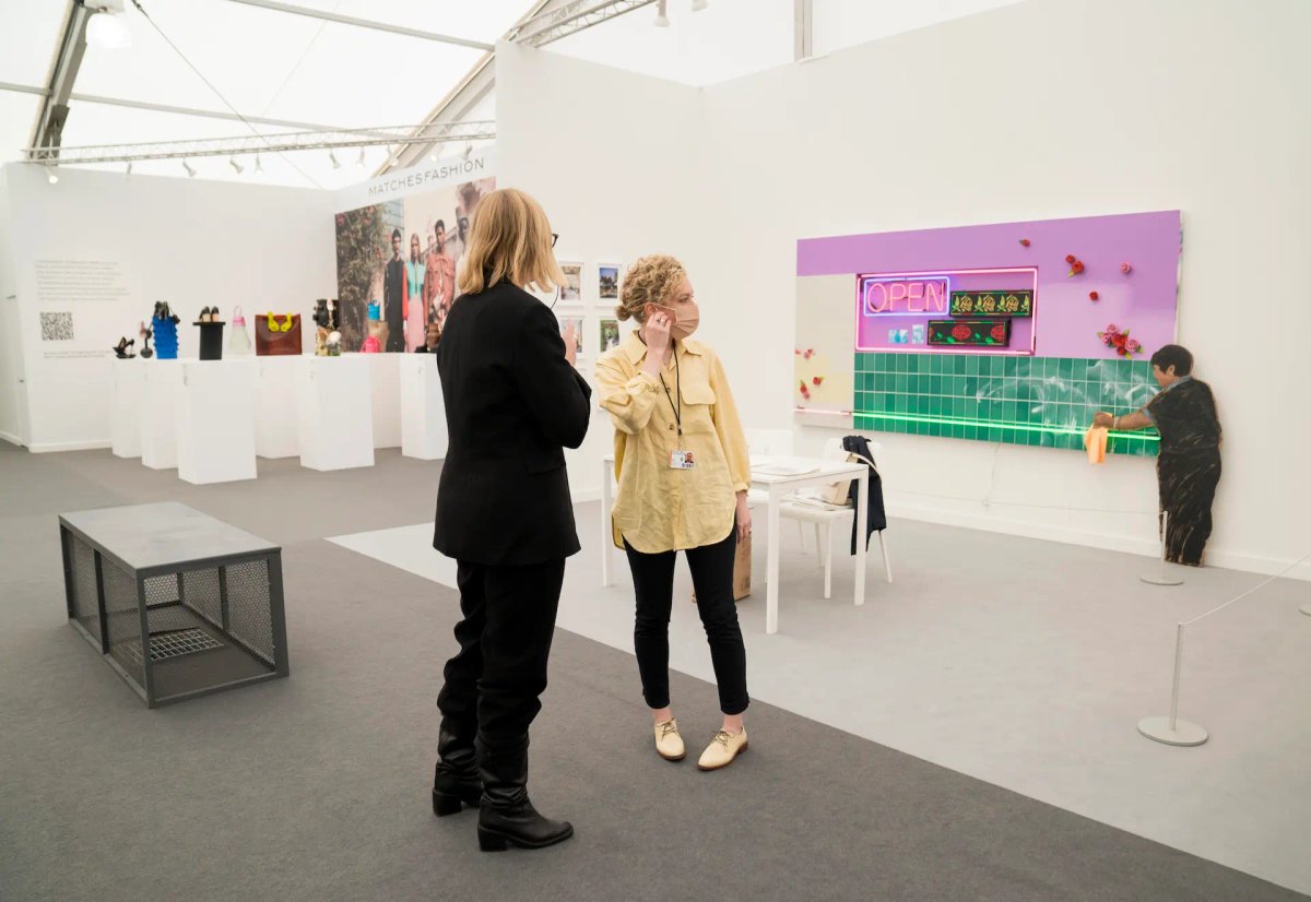 Labor of Love, Stucco (2022) de Patrick Martinez et Jay Lynn Gomez sur le stand de Charlie James à Frieze Los Angeles 2022.
Photo : Eric Thayer pour The Art Newspaper