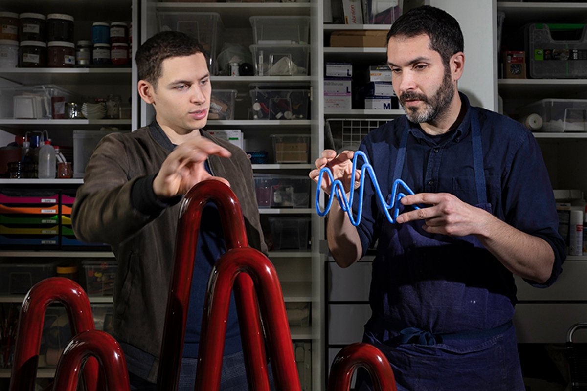 Dimitry Hlinka et Nicolas Pinon, lauréats «Dialogues» 2020 du Prix Liliane Bettencourt pour l’intelligence de la main, pour leur pièce collaborative “Entropie”. © Fondation Bettencourt Schueller. Photo: Sophie Zénon