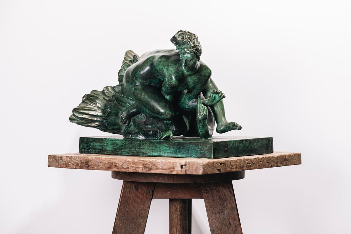 Alfred Auguste Janniot, Léda et le Cygne, groupe en bronze patine verte. Courtesy Me Gérard-Tasset