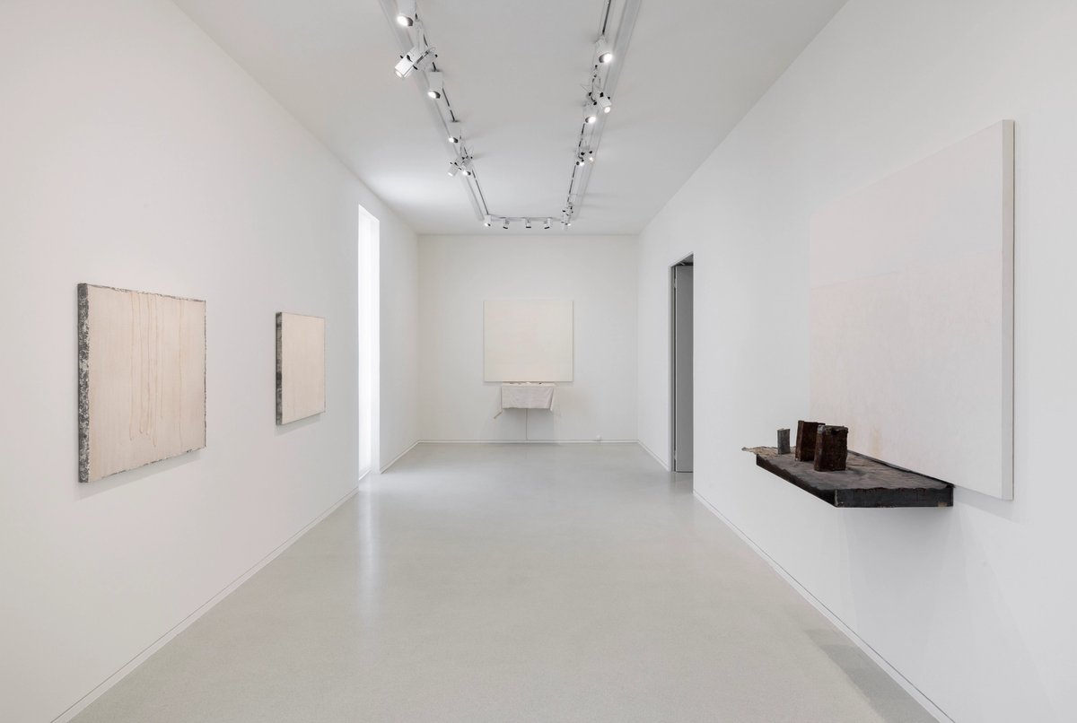 Vue de l’exposition « Pier Paolo Calzolari – Casa ideale » au Nouveau Musée National de Monaco – Villa Paloma. Photo : NMNM/Andrea Rossetti, 2023. © Pier Paolo Calzolari / Adagp, Paris