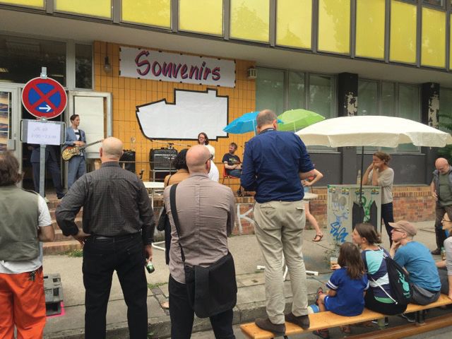 Post Ost : manifestation de protestation devant l’ancien atelier de Boris Joens. Photo : D. R.