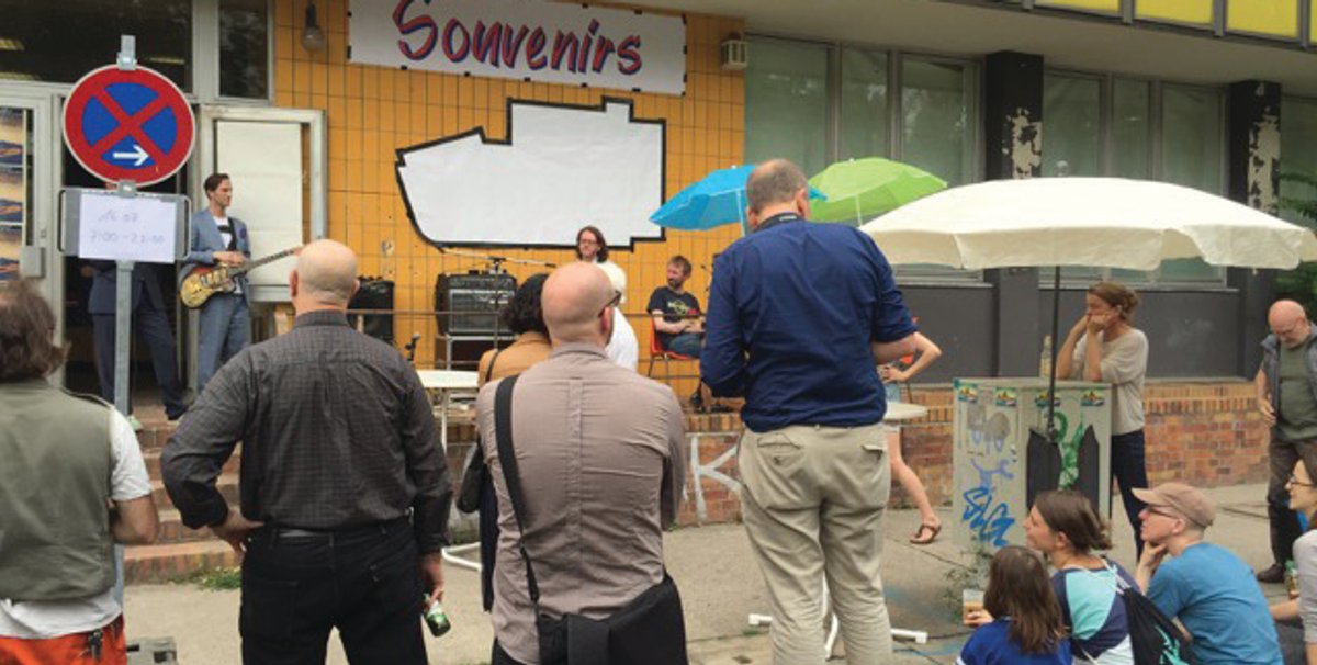 Post Ost : manifestation de protestation devant l’ancien atelier de Boris Joens. Photo : D. R.