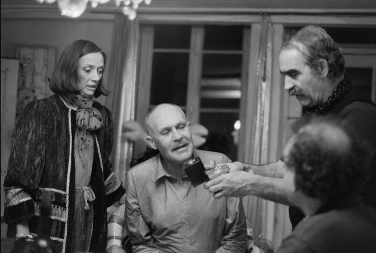 Niki de Saint Phalle, Pontus Hultén et Jean Tinguely au cours d’un dîner dans la maison-atelier des artistes, Essonne, septembre 1982. Photo Estate Leonardo Bezzola