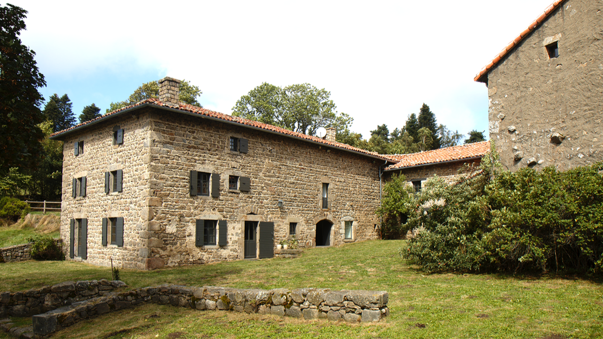 La galerie Ceysson & Bénétière inaugure cet automne une résidence dans une ancienne de La Chaulme. Photo Tarmac films. Courtesy Ceysson & Bénétière
