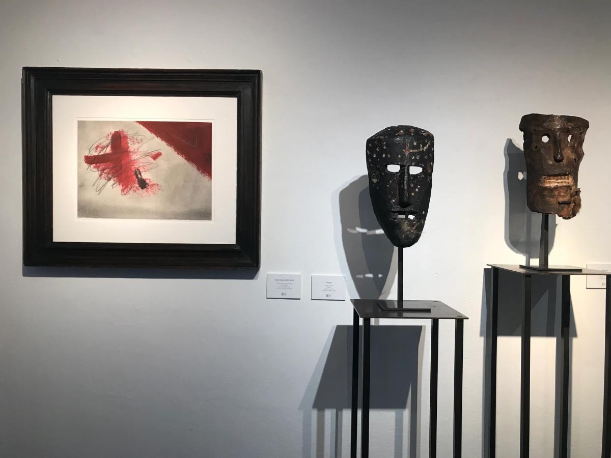 Masques népalais et toile d’Antoni Tapies. Photo : B. G.-S.