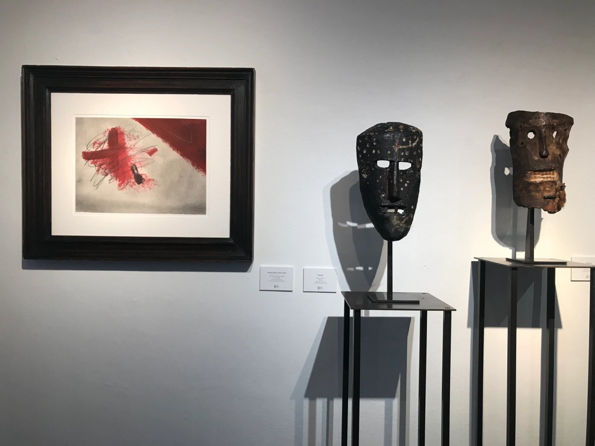 Masques népalais et toile d’Antoni Tapies. Photo : B. G.-S.