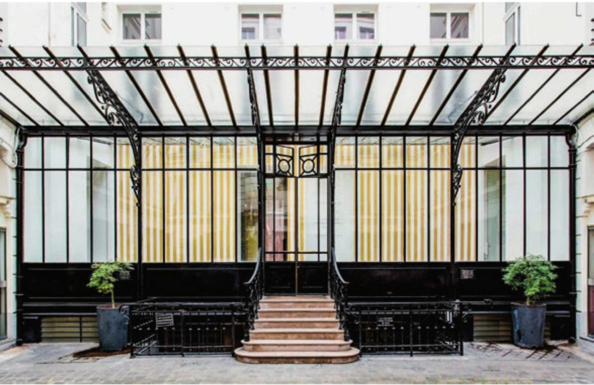 Installation d’Olivier Mosset en 2015 au 108, rue Vieille-du-Temple, adresse de David Zwirner à Paris. © Philippe Servent