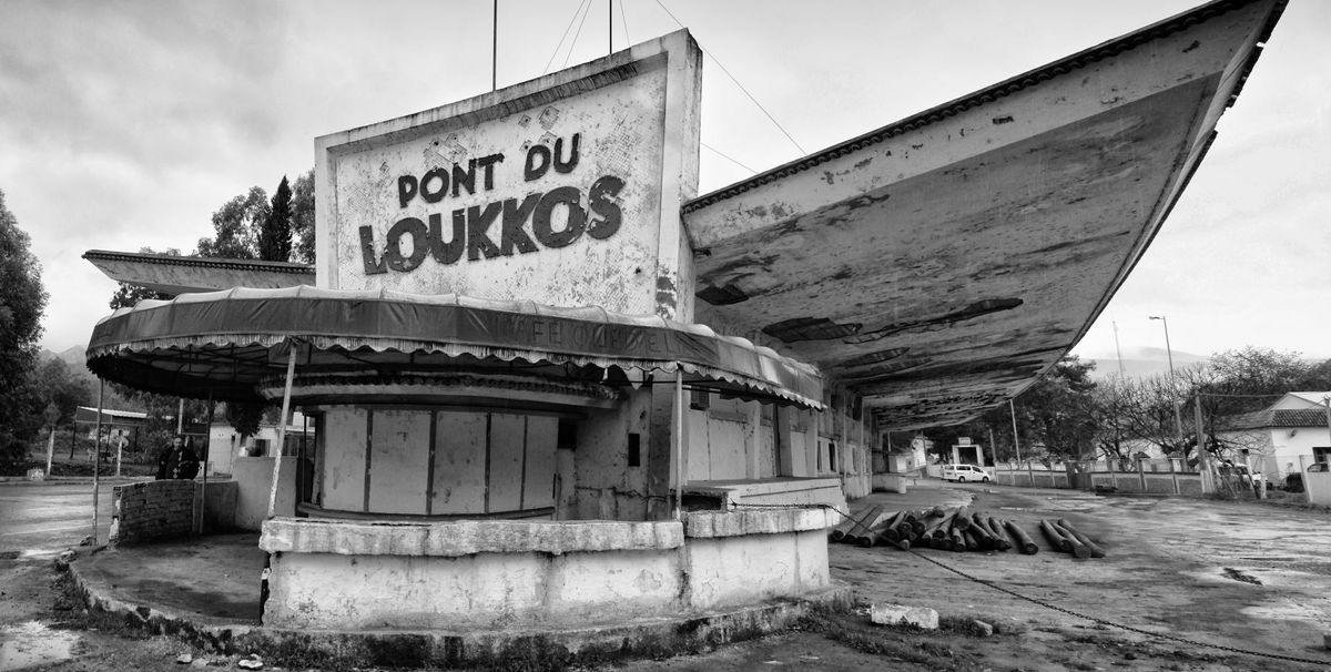 Hakim Benchekroun, Lost in Morocco – Douanes du Pont du Loukkos, 2016, photographie noir et blanc. Courtesy de l’artiste.