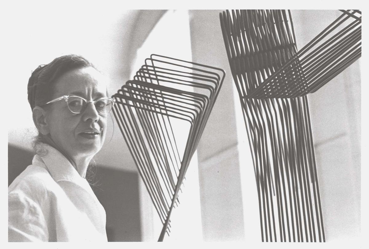 Gego au Museo de Bellas Artes, Caracas, en 1962, photo : Joseph Fabry. Photo droits réservés ; Fundación Gego Archives.