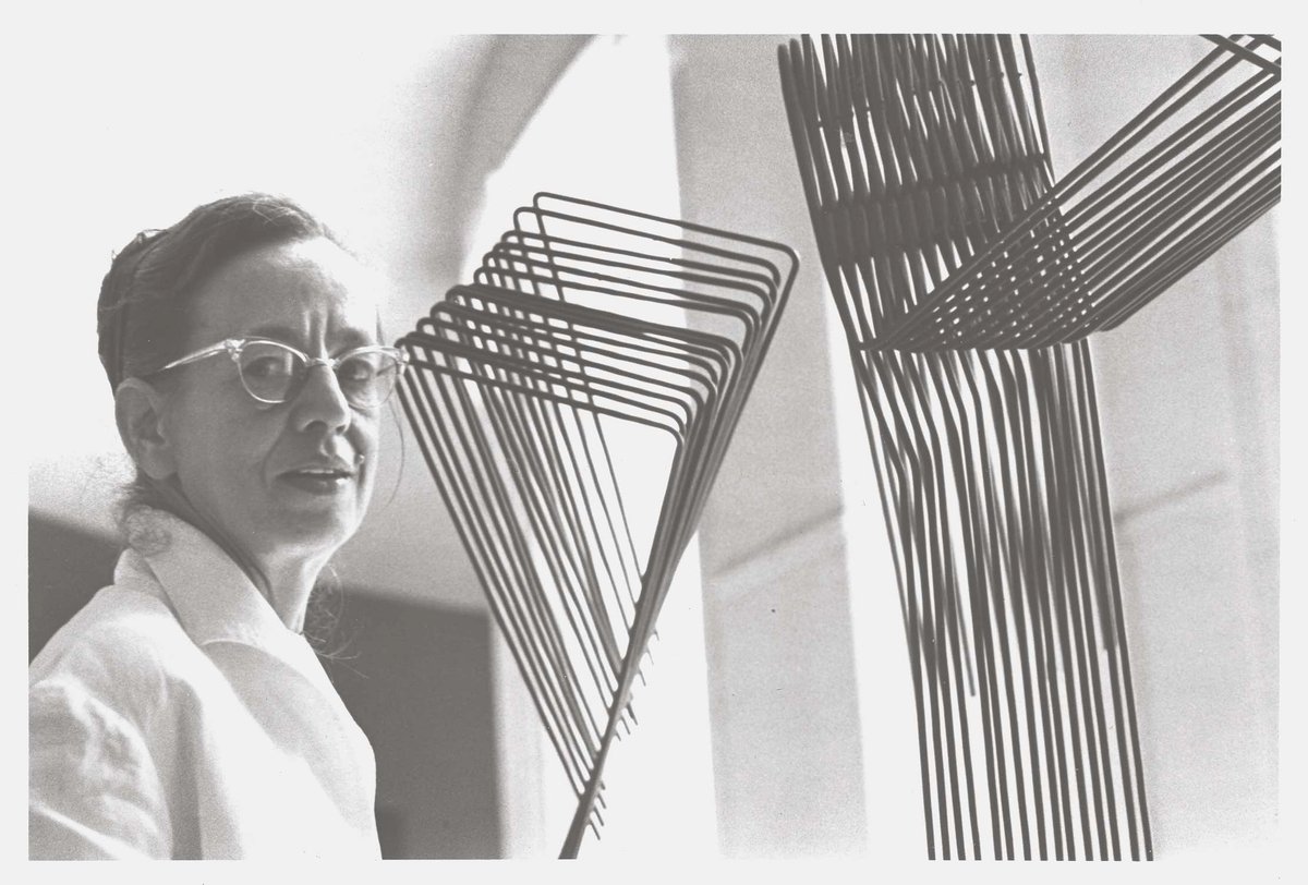 Gego au Museo de Bellas Artes, Caracas, en 1962, photo : Joseph Fabry. Photo droits réservés ; Fundación Gego Archives.