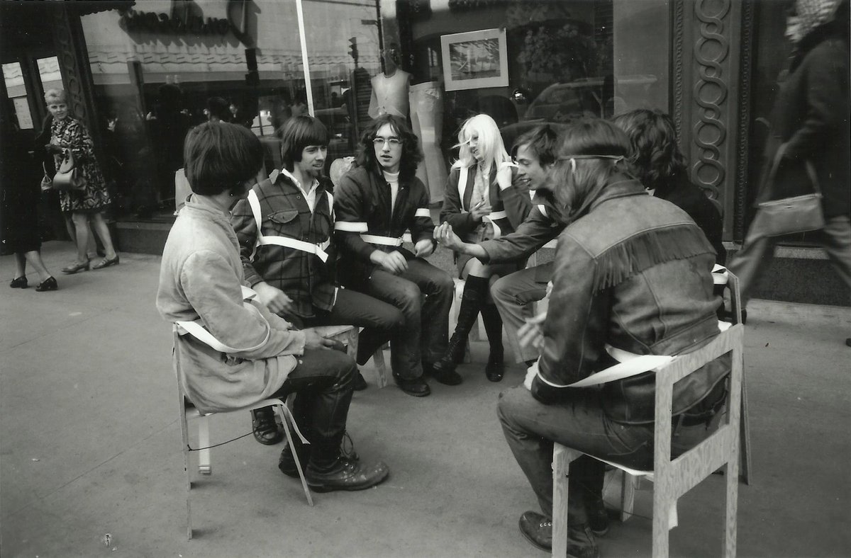 Gianni Pettena, Wearable Chairs, 1971, performance Minneapolis, États- Unis. © Studio Gianni Pettena. Courtesy de Salle Principale, Paris