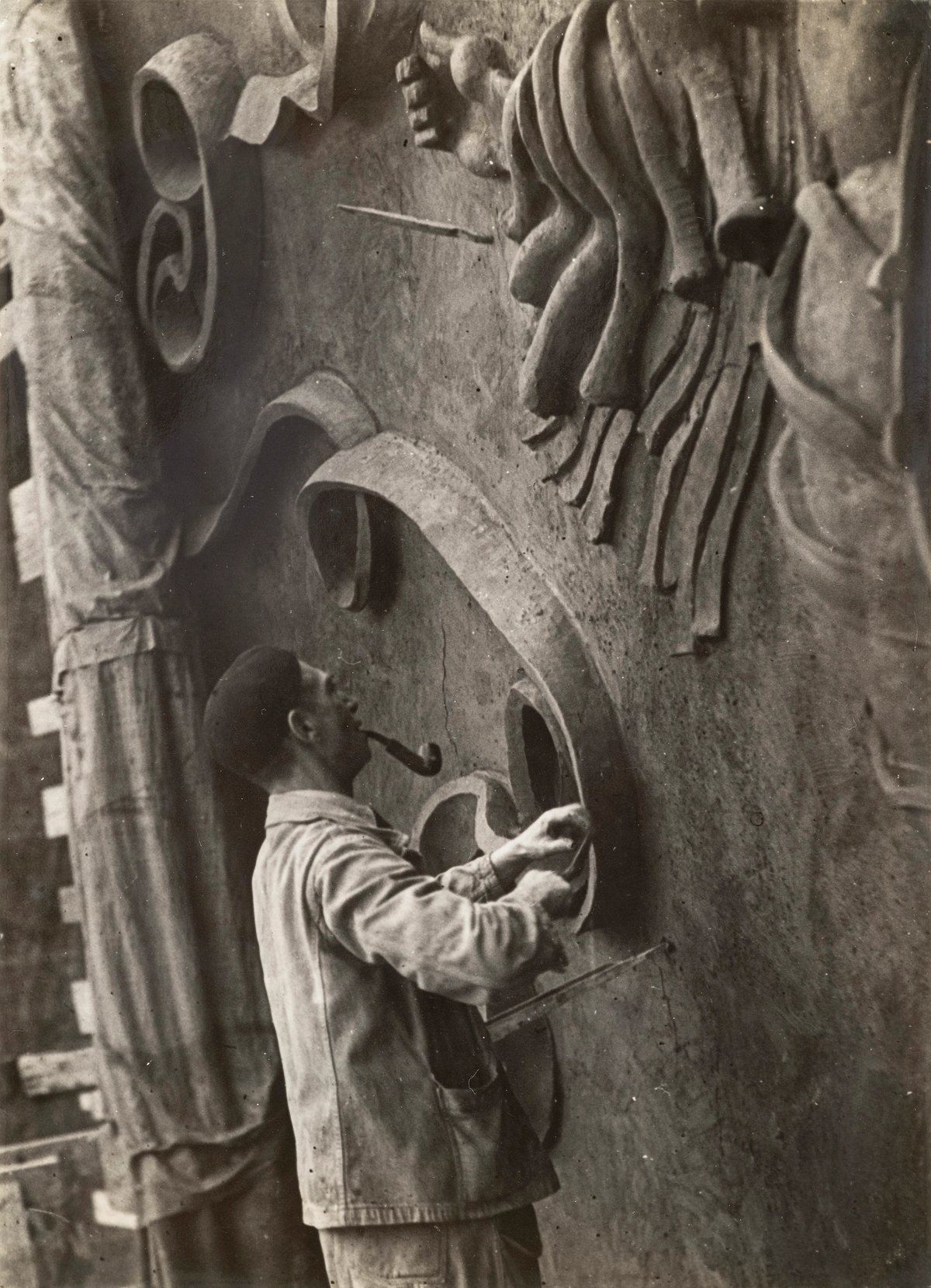 Anonyme, Zadkine travaillant au relief du cinéma Métropole à Bruxelles, vers 1932. © Paris, archives du musée Zadkine