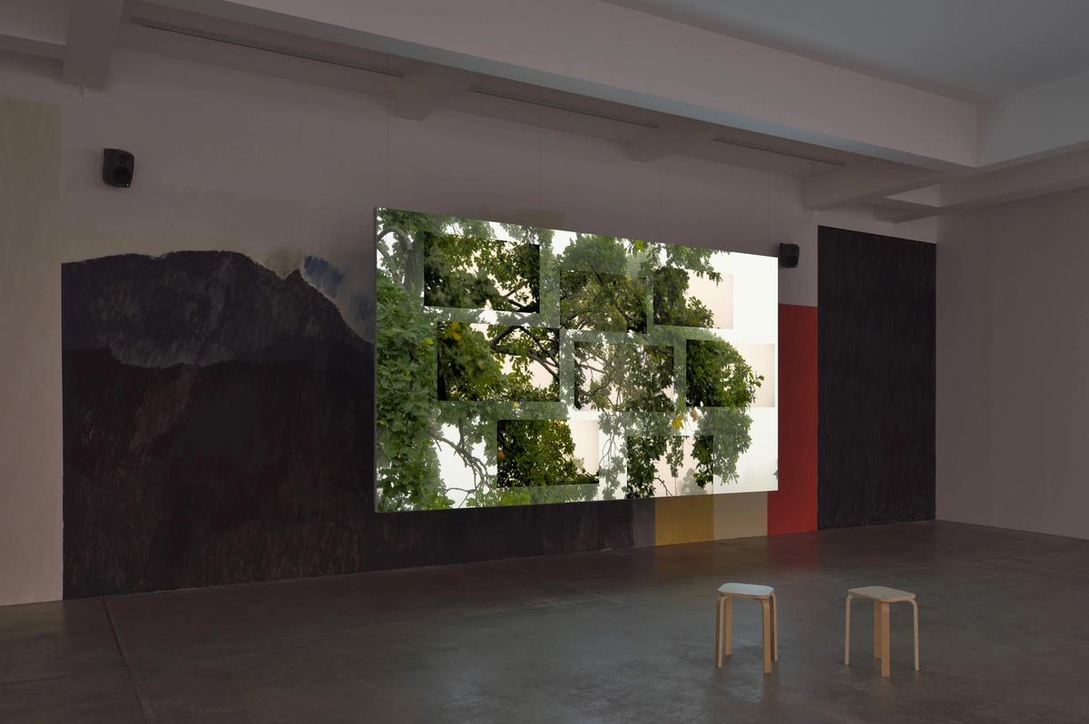 Vue de l’exposition « Eija-Liisa Ahtila : On Breathing » à la Marian Goodman Gallery, Paris. Courtesy de l’artiste et de la Marian Goodman Gallery. Photo Rebecca Fanuele