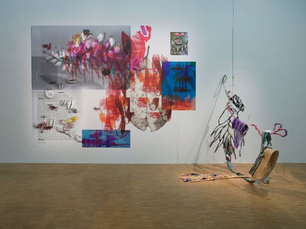 Julien Creuzet, ensemble de sculptures en plastique, métal, tissus, vêtements personnels, coquillages, verre et pierres polis de la baie de Saint-Pierre, perles, citron, feuilles de la forêt de la rivière de l’Alma, mue de cactus de Normandie, 2021. Courtesy de l’artiste et de la galerie High Art, Paris/Arles