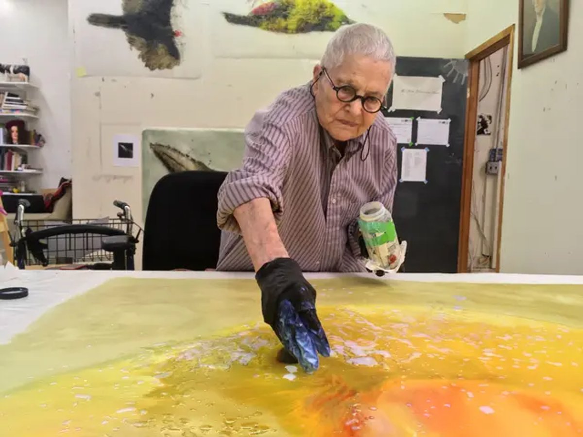 Ida Applebroog dans son atelier, 2018. Photo Emily Poole. © Ida Applebroog. Courtesy Hauser & Wirth