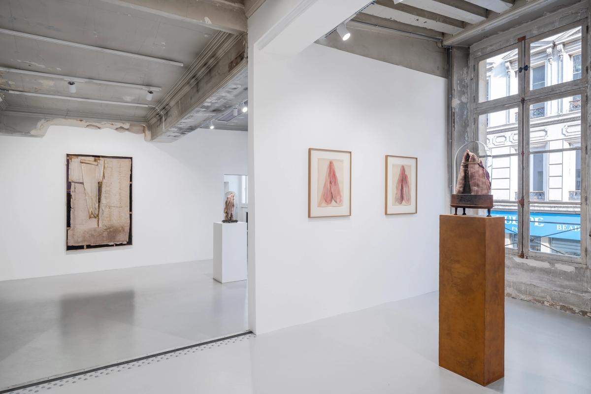 Vue de l’exposition « Berlinde De Bruyckere : Need » à la Galleria Continua / Paris Marais. Courtesy de l’artiste et Galleria Continua. Photo Hafid Lhachmi