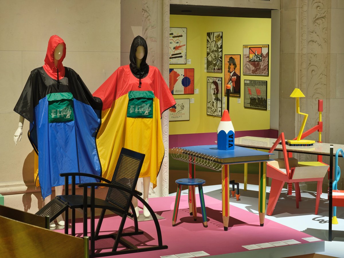 Vue de l’exposition « Les années 80, mode, design et graphisme en France ». Photo : © MAD Paris - Christophe Dellière
