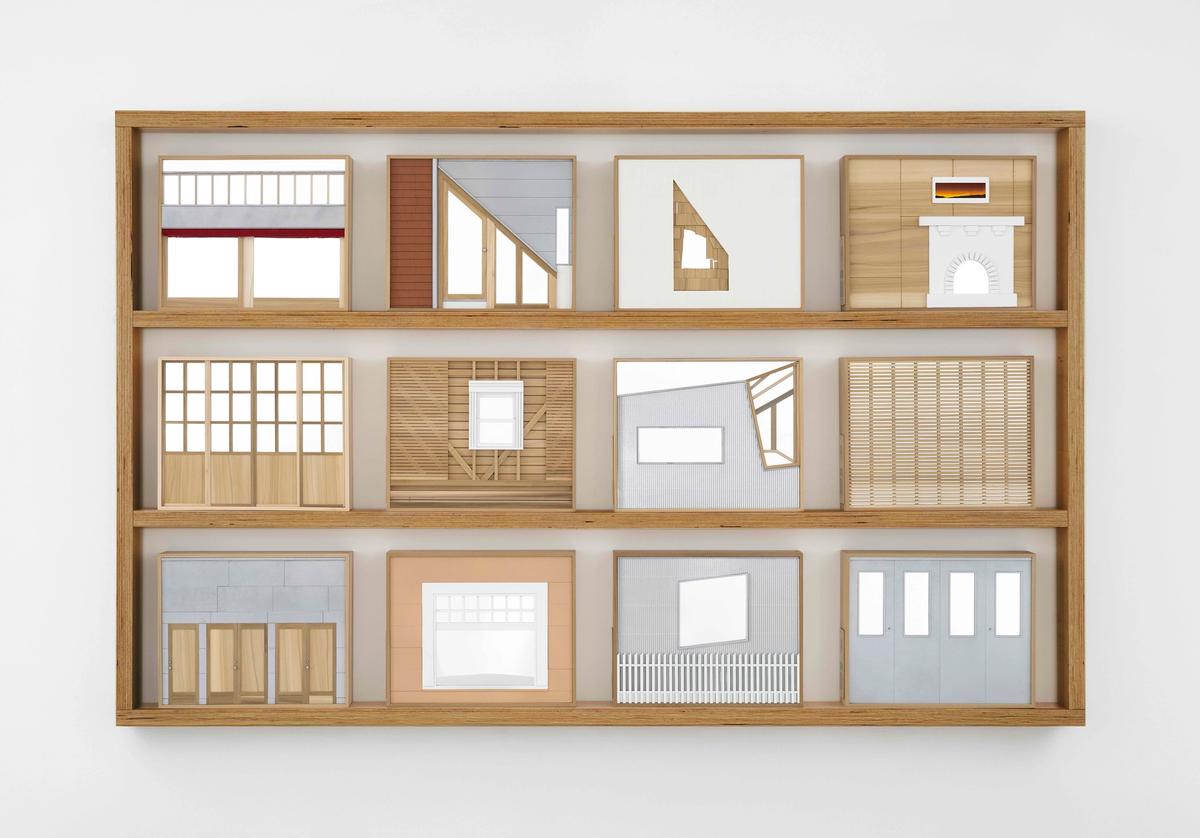 The Gehry Houses, 2025, ensemble complet de 12 maisons avec une étagère sur mesure dessinée par Frank Gehry. Photo Claire Dorn. © Frank Gehry. Courtesy de Frank Gehry et de Cahiers d’Art