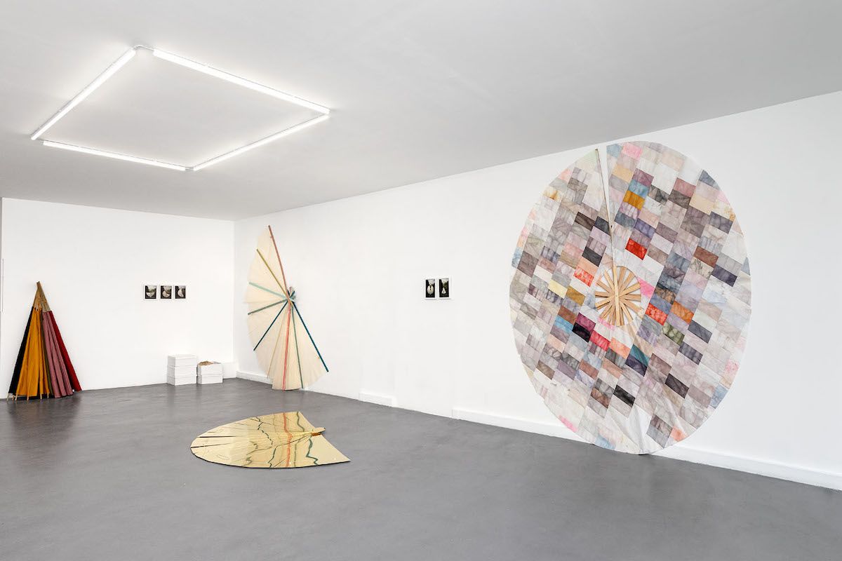 Nefeli Papadimouli, vue de l’exposition « Milieu Mouvant », Paris, 2022. © Romain Darnaud