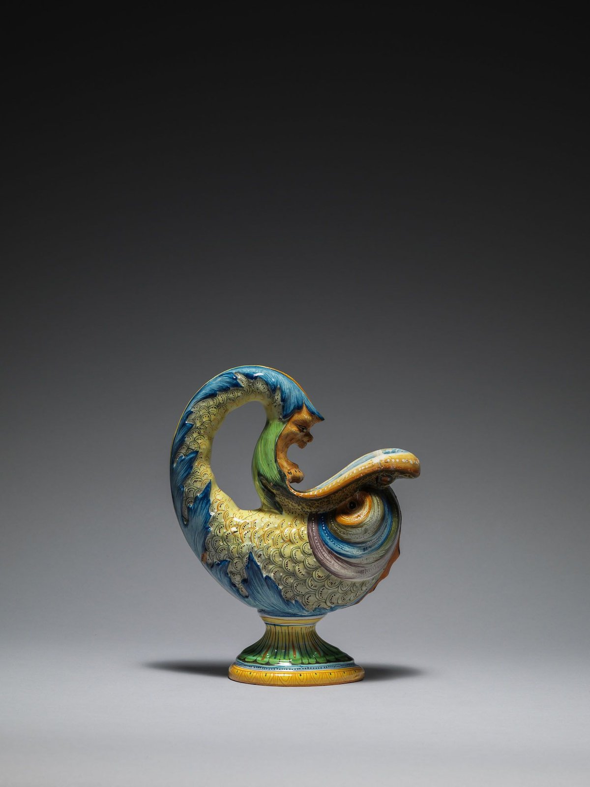 Majolique italienne, manufacture de Cantagalli, aiguière en forme de dauphin (fin du XIXe siècle), Raccanello Leprince, Londres, 3 000 livres (3 300 euros) D.R.