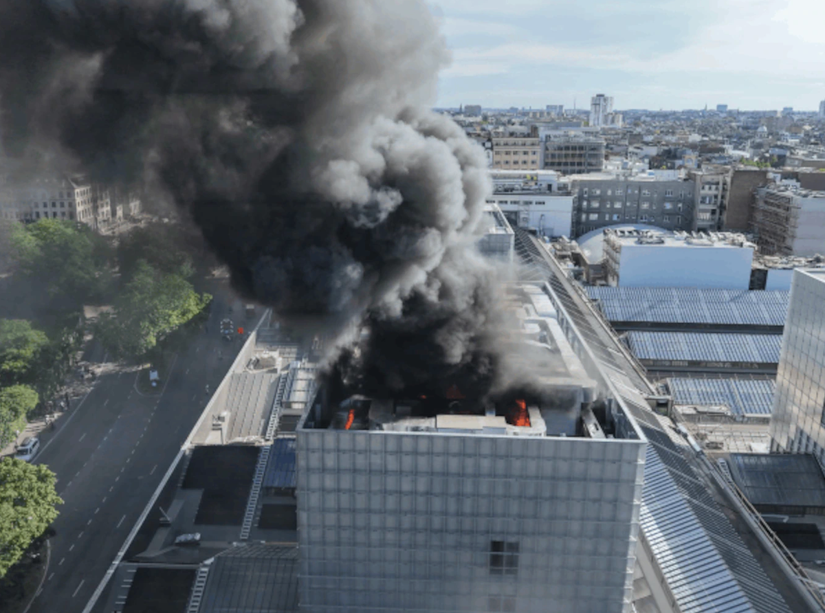 L'incendie, le 6 juillet 2026, sur le « toit technique » de l'une des nouvelles tours du musée, qui accueillera Kanal Architecture. D.R.
