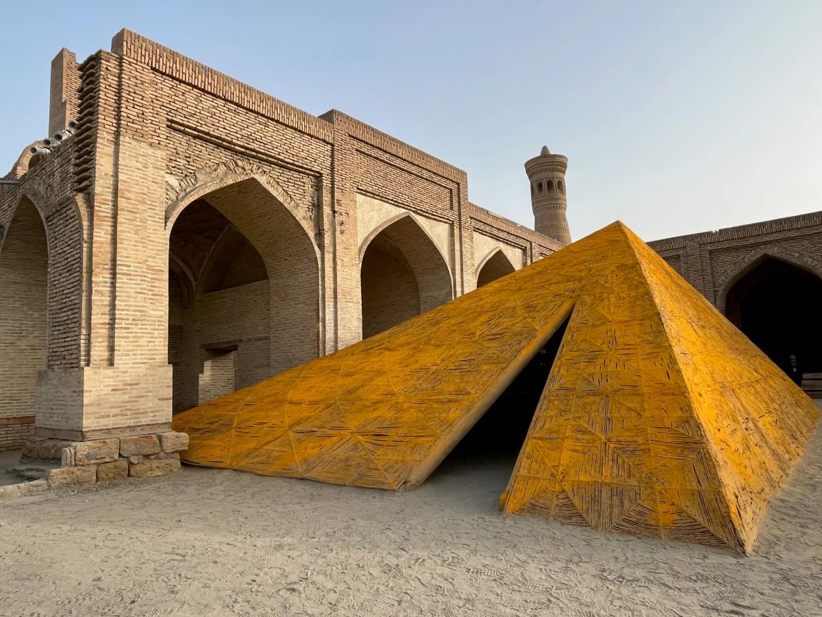 Delcy Morelos, La Sombra Terrestre, 2024-2025, Biennale de Boukhara 2025. Photo Bérénice Geoffroy-Schneiter