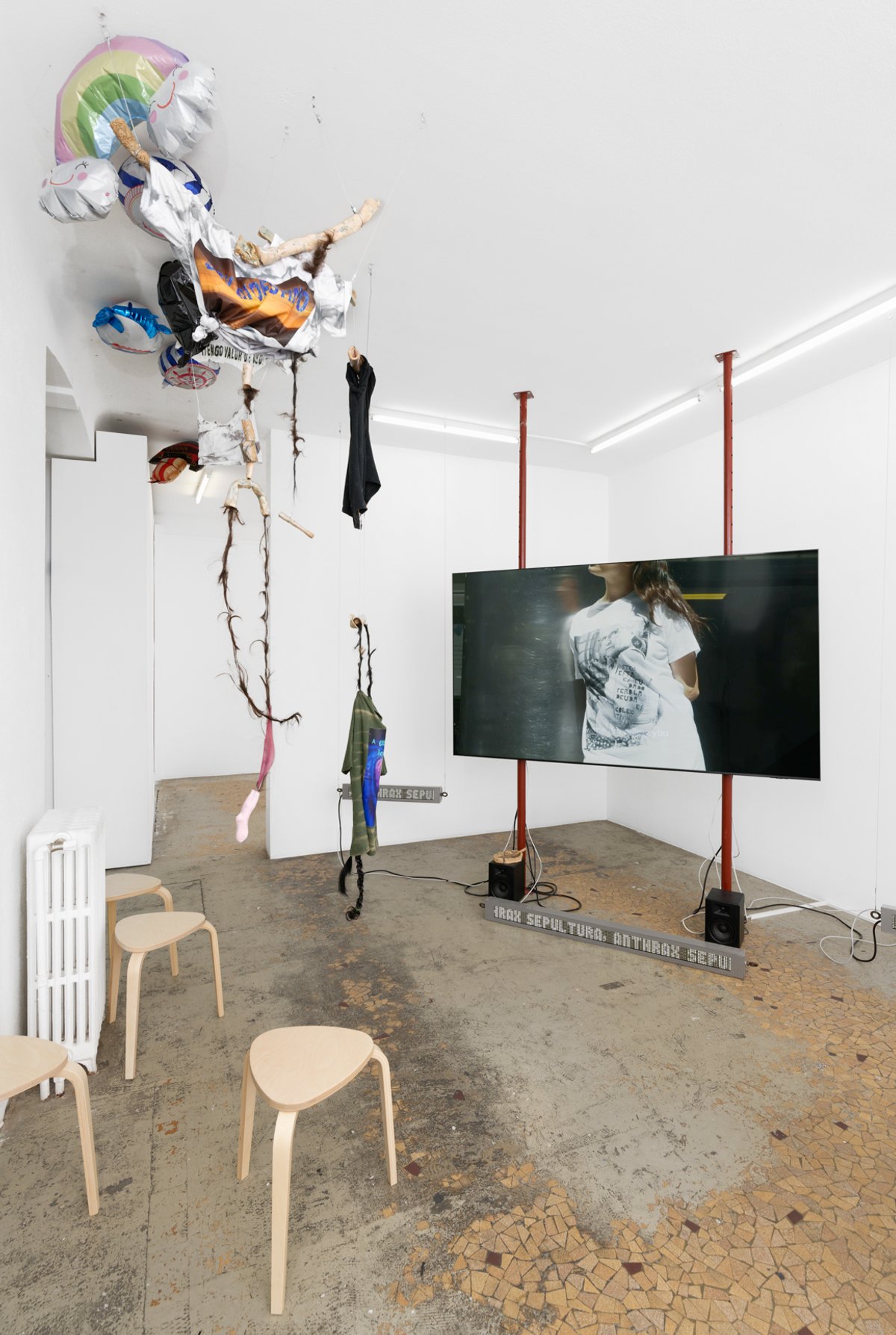 Vue de l’exposition « Liv Schulman : Un circulo que se fue rodando » à la Galerie Anne Barrault. Photo : Aurélien Mole