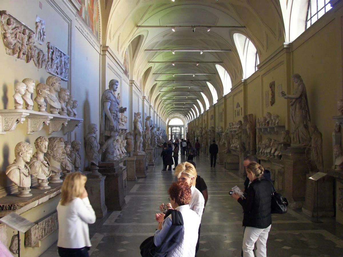 Deux bustes romains ont été renversés dans le musée Chiaramonti du Vatican, que l'on voit ici en des temps plus paisibles. Photo : Wikimedia/Wknight94