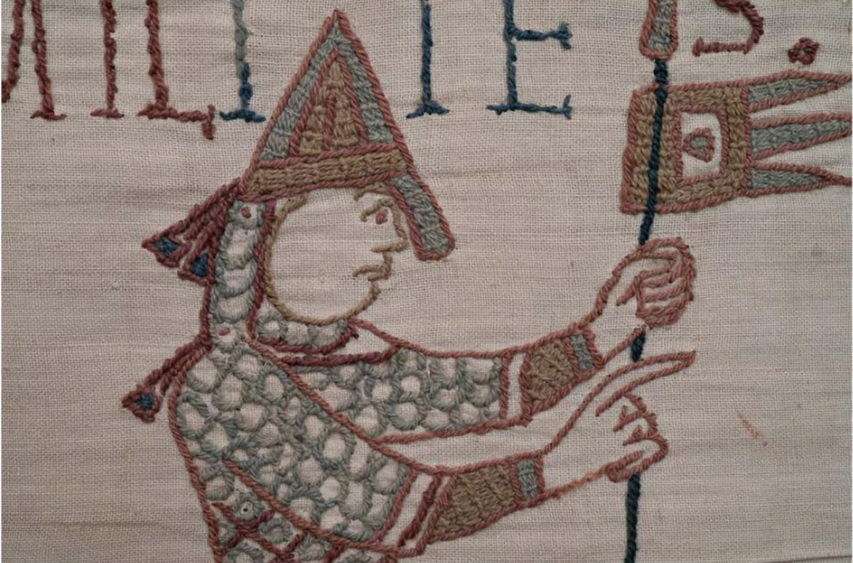 Détail de la scène XLVIII, un soldat montre du doigt la cavalerie normande se mettant en branle au début de la bataille d’Hastings. © Ministère de la Culture