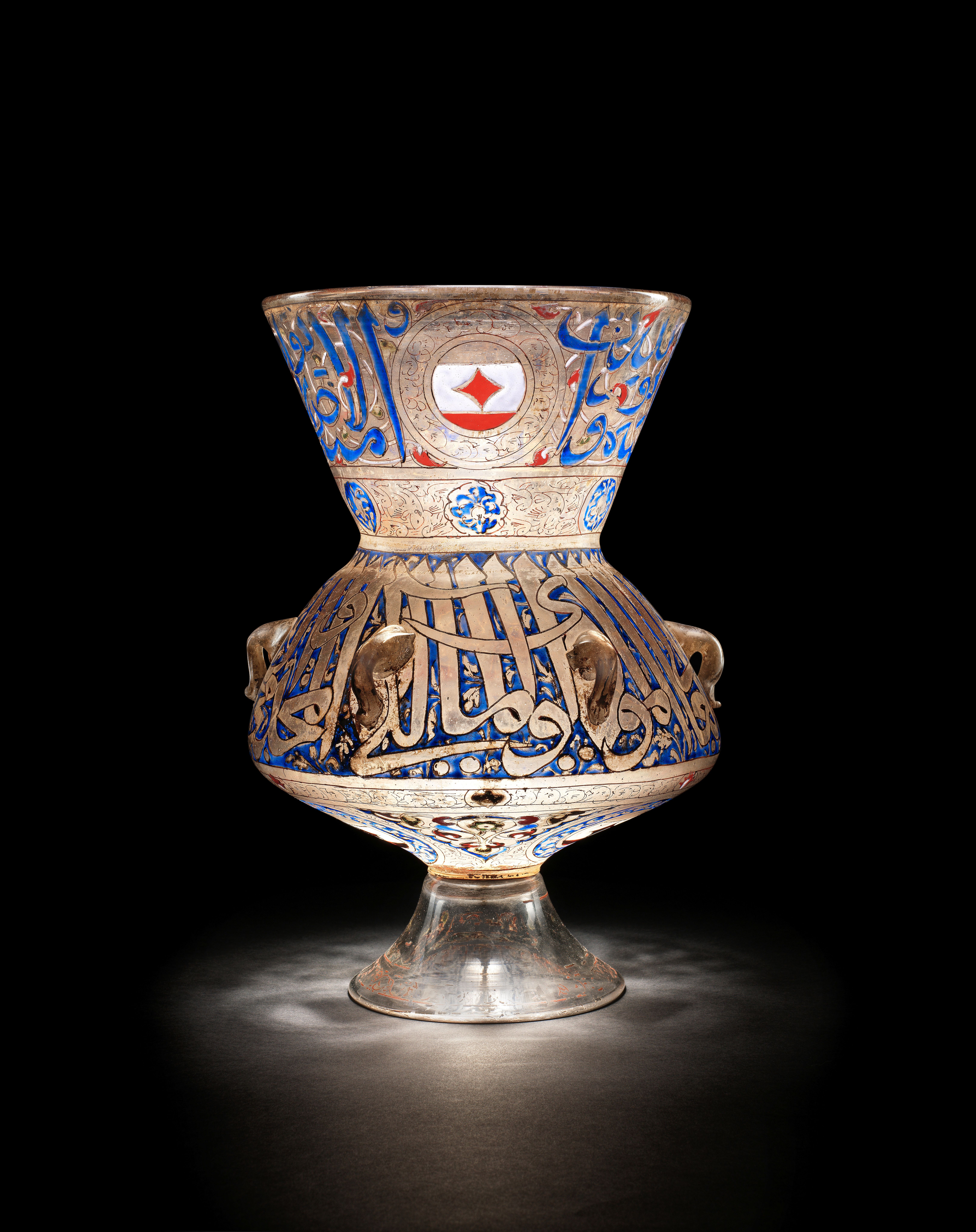La lampe de mosquée mamelouk vendue ce mardi 12 novembre 2024 chez Bonhams, verre émaillé et dorures, créée pour l'émir Saif ad-din Sarghitmish entre 1351 et 1358.

© Courtesy Bonhams