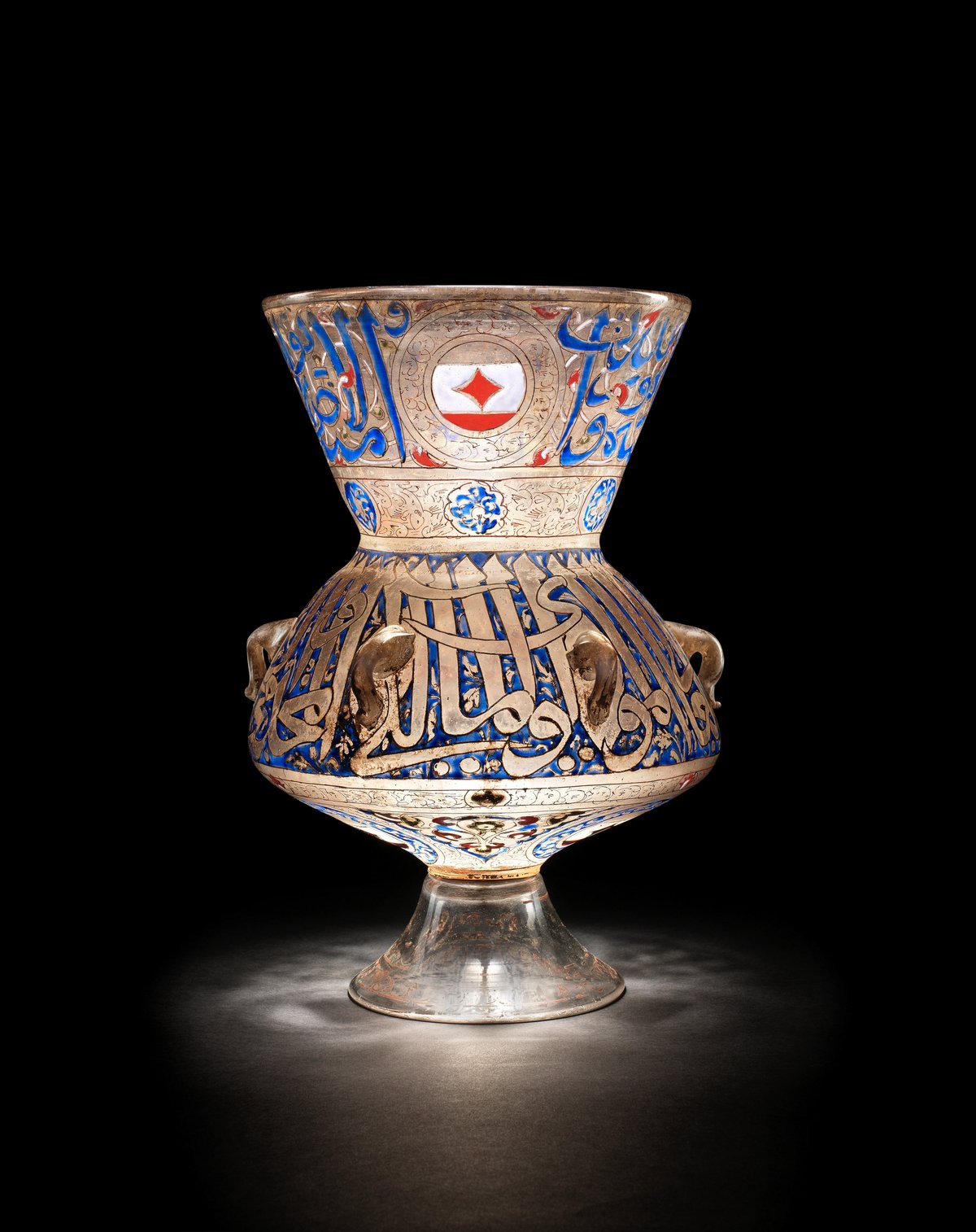La lampe de mosquée mamelouk vendue ce mardi 12 novembre 2024 chez Bonhams, verre émaillé et dorures, créée pour l'émir Saif ad-din Sarghitmish entre 1351 et 1358.
© Courtesy Bonhams