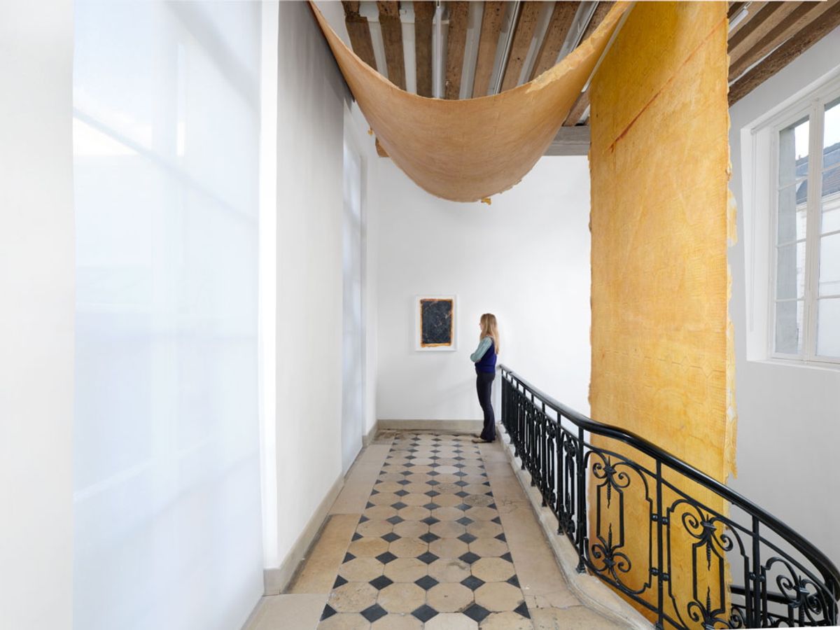 Vue de l’exposition « Heidi Bucher : La Rose de Paris », chez Mendes Wood DM, Paris. Photo : Aurélien Mole