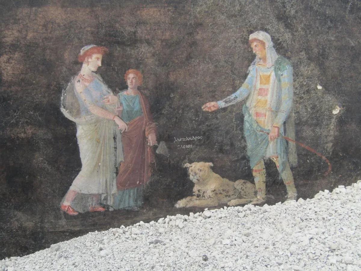 L'une des fresques découvertes représente Pâris, le prince troyen, faisant face à Hélène de Troie. Courtesy de Pompéi