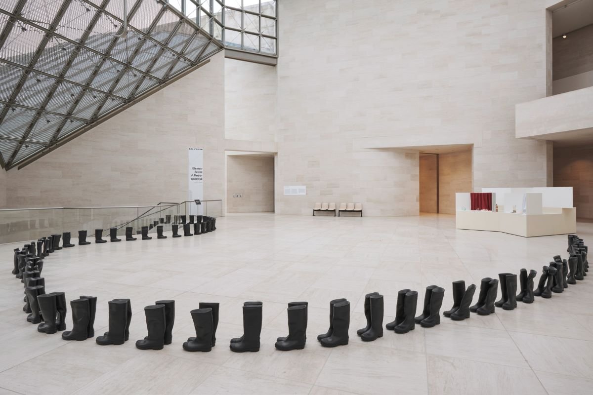 Vue de l’exposition « Eleanor Antin. A Retrospective », avec l’installation 100 Boots, 1971, bottes en caoutchouc, Mudam, Luxembourg, 2025. Courtesy du Mudam Luxembourg. Photo Mareike Tocha